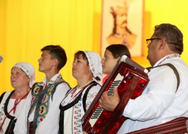 Președintele țării a participat la festivalul ortodox „Un trandafir, o lumînare pentru Ştefan cel Mare” din satul Oxentea
