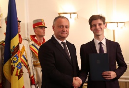 Igor Dodon a înmînat „Diploma de Onoare” a Președintelui Republicii Moldova la 100 de absolvenți