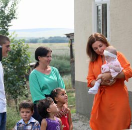 Президентская чета подарила дом многодетной семьи из Флорештского района