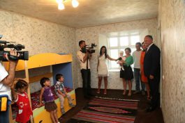 Президентская чета подарила дом многодетной семьи из Флорештского района