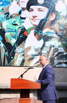 Глава государства вручил высшие государственные награды группе солдат в связи с 26-й годовщиной создания Национальной Армии