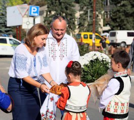 Глава государства принял участие в Фестивале национального костюма, который впервые прошел в Вулканештах