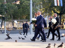 По случаю праздника ”Limba noastră” президент возложил цветы к памятнику Штефана чел Маре
