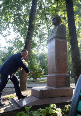 Cu prilejul sărbătorii ”Limba noastră”, președintele țării a depus flori la monumentul lui Ștefan cel Mare