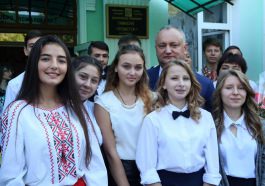 По случаю начала нового учебного года, Игорь Додон посетил  молдавскую гимназию «Василе Александри» и русскую гимназию «Прометей» в селе Копанка Каушанского района.