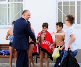 Президент Молдовы посетил кишиневскую спортивную школу им. Георгия Осипова, где состоится международный чемпионат по водному поло «Кубок Президента»