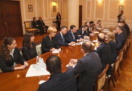 Igor Dodon a avut o întrevedere cu un grup de jurnaliști, experți, oficiali americani și europeni, care se află în Moldova cu o vizită de documentare