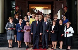 Игорь Додон вручил высокие государственные награды, а также 141 Почетную грамоту Президента Республики Молдова