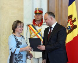 Игорь Додон вручил высокие государственные награды, а также 141 Почетную грамоту Президента Республики Молдова