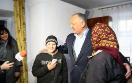 Igor Dodon a înmînat cheile unei case recent renovate unei familii nevoiașe din satul Călărășeuca, raionul Ocnița