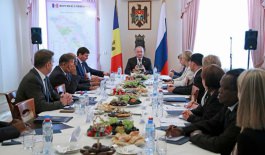 Президент страны провел встречу с послами зарубежных стран, аккредитованными в Республике Молдова, с резиденцией в Москве.