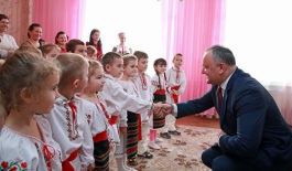 Президент страны посетил детский сад села Петрешть