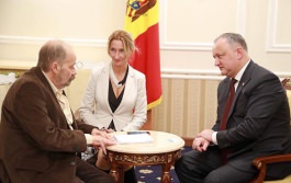The President of the country met with a group of foreign journalists