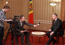 The President of the country met with a group of foreign journalists