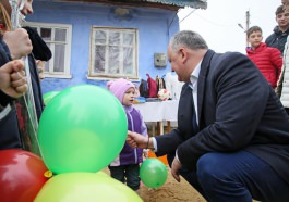 Igor Dodon împreună cu soția și feciorii săi a vizitat familia Zaharia din localitatea Rîșcova, raionul Criuleni