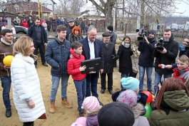 Игорь Додон совместно с супругой и своими детьми посетили семью Захария из села Рышкова Криулянского района