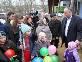 Igor Dodon împreună cu soția și feciorii săi a vizitat familia Zaharia din localitatea Rîșcova, raionul Criuleni