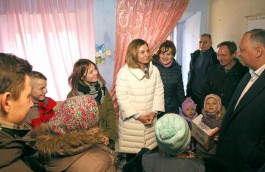 Игорь Додон совместно с супругой и своими детьми посетили семью Захария из села Рышкова Криулянского района