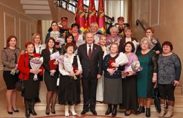 Президент Игорь Додон наградил группу выдающихся женщин