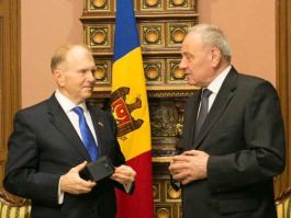 Nicolae Timofti met the U.S. Ambassador to Moldova William H. Moser. The Head of State handed over to the Ambassador extracts from 17 judicial records of the Security and Intelligence Service archives on repressions against Jewish people in World War II 