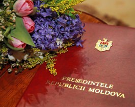 Igor Dodon a conferit Diploma de Onoare a Președintelui Republicii Moldova Ecaterinei Caraman și profesoarei ei de pian