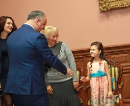 Igor Dodon a conferit Diploma de Onoare a Președintelui Republicii Moldova Ecaterinei Caraman și profesoarei ei de pian