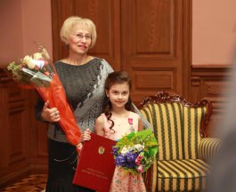 Игорь Додон присудил Почетную грамоту Президента Республики Молдова Екатерине Караман и ее преподавателю по игре на фортепиано
