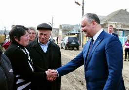 Familia Zaharia din satul Rîșcova, raionul Criuleni, a primit cheile de la o casă nouă