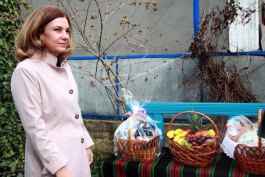 Familia Zaharia din satul Rîșcova, raionul Criuleni, a primit cheile de la o casă nouă