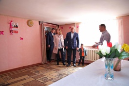 Cuplul prezidențial a oferit o nouă locuință unei familii cu 15 copii