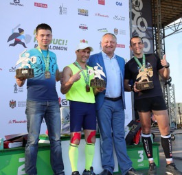 Igor Dodon împreună cu familia a participat la maratonul pe distanța de 15 km în cadrul Festivalului de sport și muzică “Hai, Haiduci!”