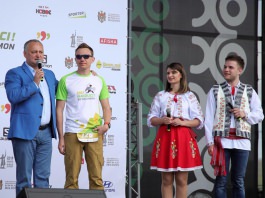 Igor Dodon împreună cu familia a participat la maratonul pe distanța de 15 km în cadrul Festivalului de sport și muzică “Hai, Haiduci!”