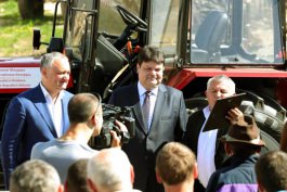 Глава государства передал ключи от тракторов примарам населенных пунктов Покровка, Вэратик и города Вадул-луй-Водэ