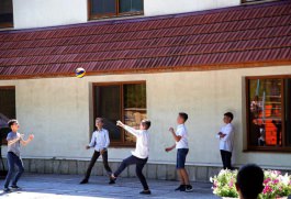 Elevii gimnaziului din Sadova în vizită la Președinție și Reședința de la Condrița