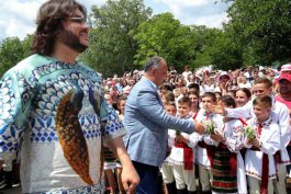Igor Dodon împreună cu Filip Kirkorov au inaugurat cea de-a V-a ediție a Festivalului Căpșunelor și Mierii