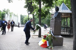 Președintele Igor Dodon a depus flori la monumentul lui Mihai Eminescu