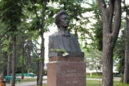 Igor Dodon laid flowers at the monument to Mihai Eminescu