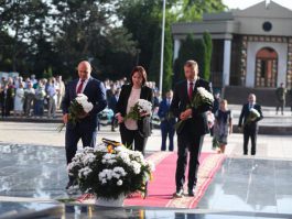 Президент страны возложил цветы на Мемориальном комплексе «Вечность» и «Шерпенский плацдарм»