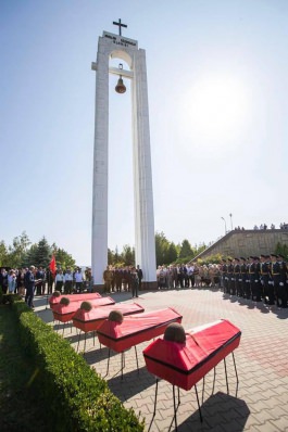 Президент страны возложил цветы на Мемориальном комплексе «Вечность» и «Шерпенский плацдарм»
