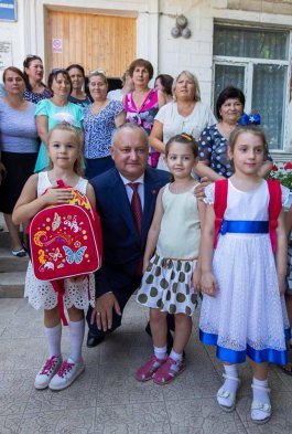 Игорь Додон раздал более 100 ранцев со школьными принадлежностями детям из города Криуляны