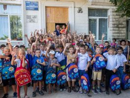 Igor Dodon a înmânat peste 100 de ghiozdane cu rechizite școlare copiilor din orașul Criuleni