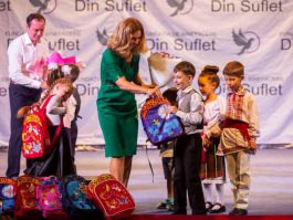 Около 500 детей из всех секторов столицы получили ранцы и школьные принадлежности от Фонда Первой Леди «Din Suflet»