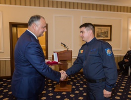 Президент Республики Молдова вручил награды группе спасатей и пожарных