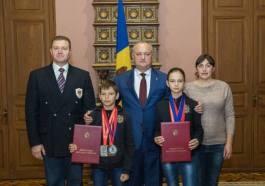 Глава государства вручил Почетные дипломы Президента Республики Молдова братьям Калугер