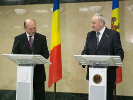 President meets Romanian counterpart at Chisinau Airport