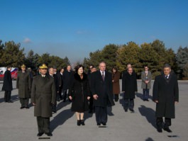 Президент Республики Молдова Николае Тимофти возложил цветы к Мавзолею Мустафы Кемаля Ататюрка