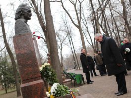 President Nicolae Timofti lays flowers at bust of great poet