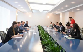 Президент Игорь Додон провел встречу с европейским комиссаром Йоханнесом Ханом