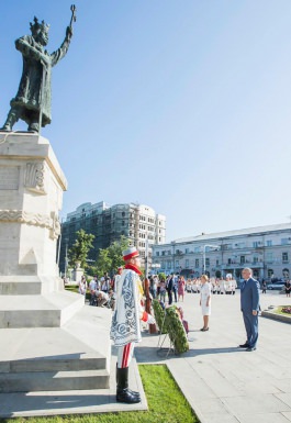Igor Dodon a depus flori la monumentul lui Ștefan cel Mare și Sfînt 