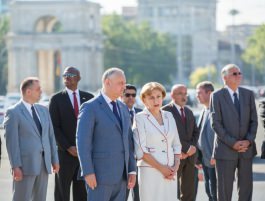 Igor Dodon laid flowers at Stephen the Great Monument